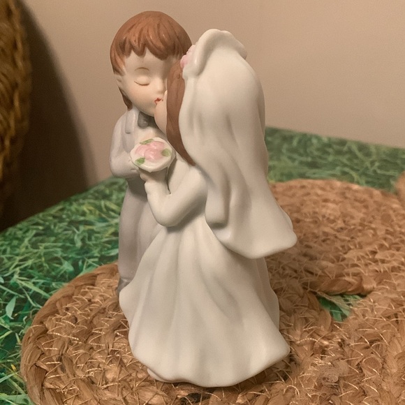 Lefton, vintage bride and groom kissing statue, EUC - Picture 2 of 14